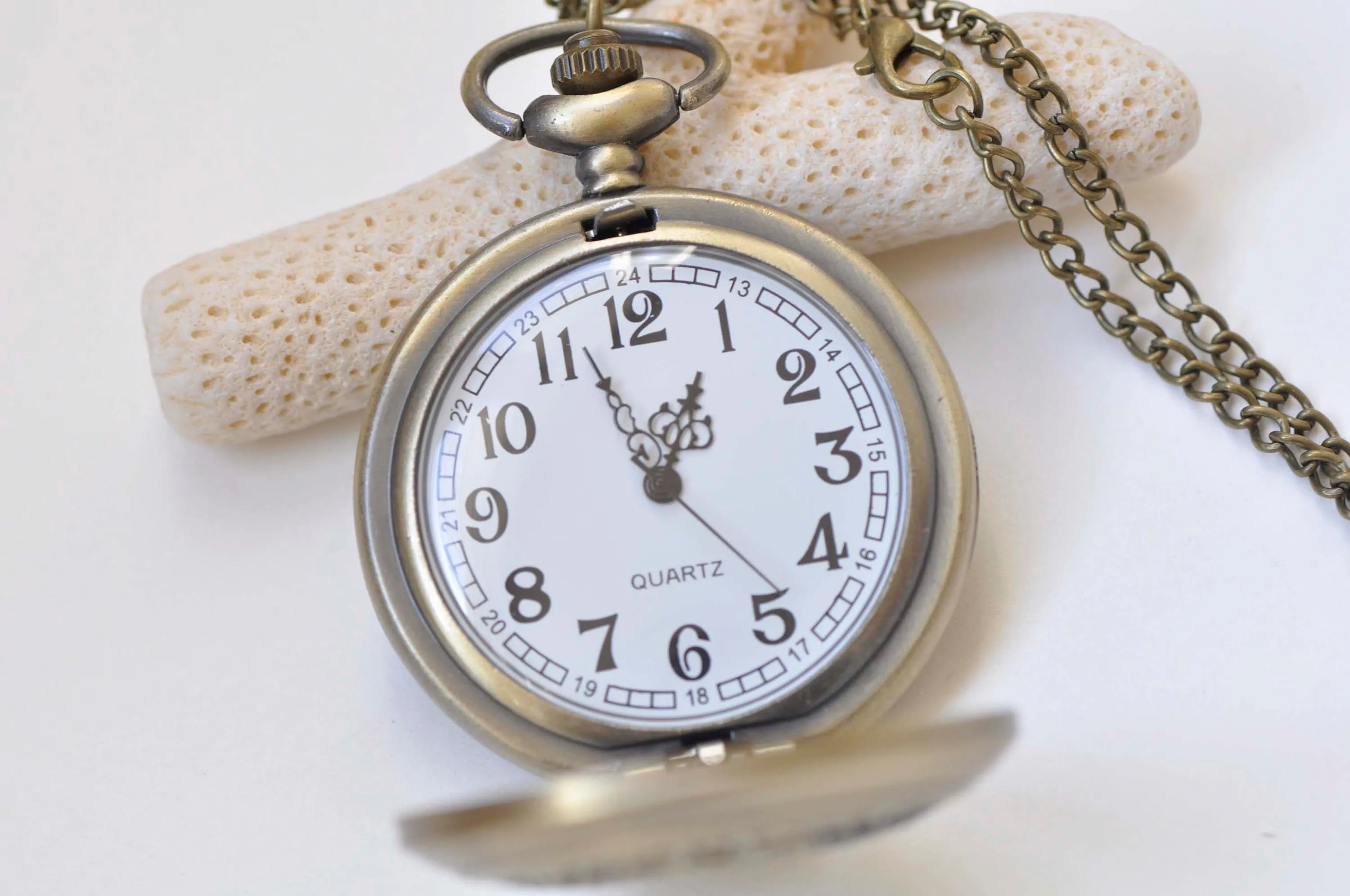 1 PC Antique Bronze Steampunk Round Pocket Watch Necklace A3357