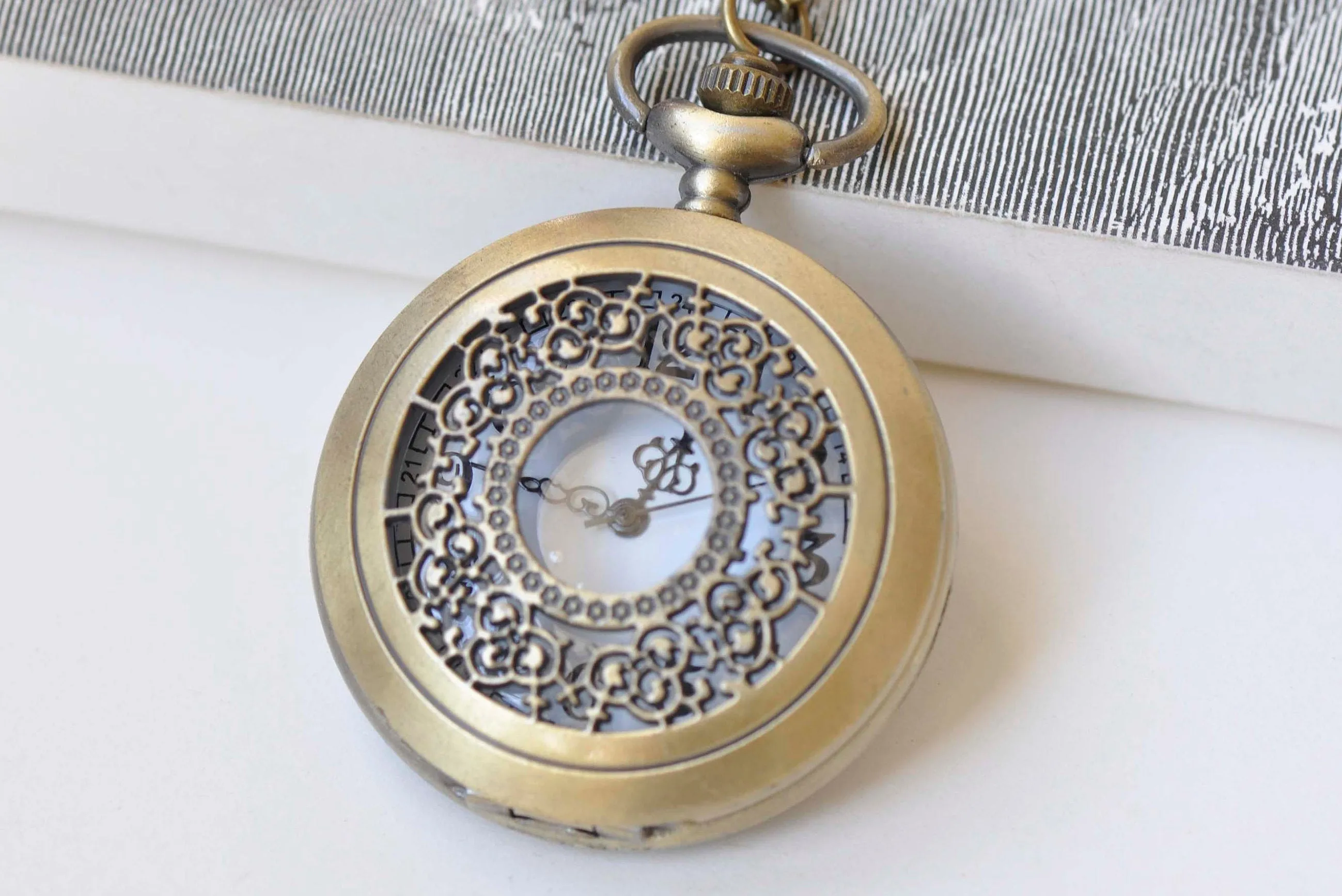 1 PC Antique Bronze Steampunk Round Pocket Watch Necklace A3357